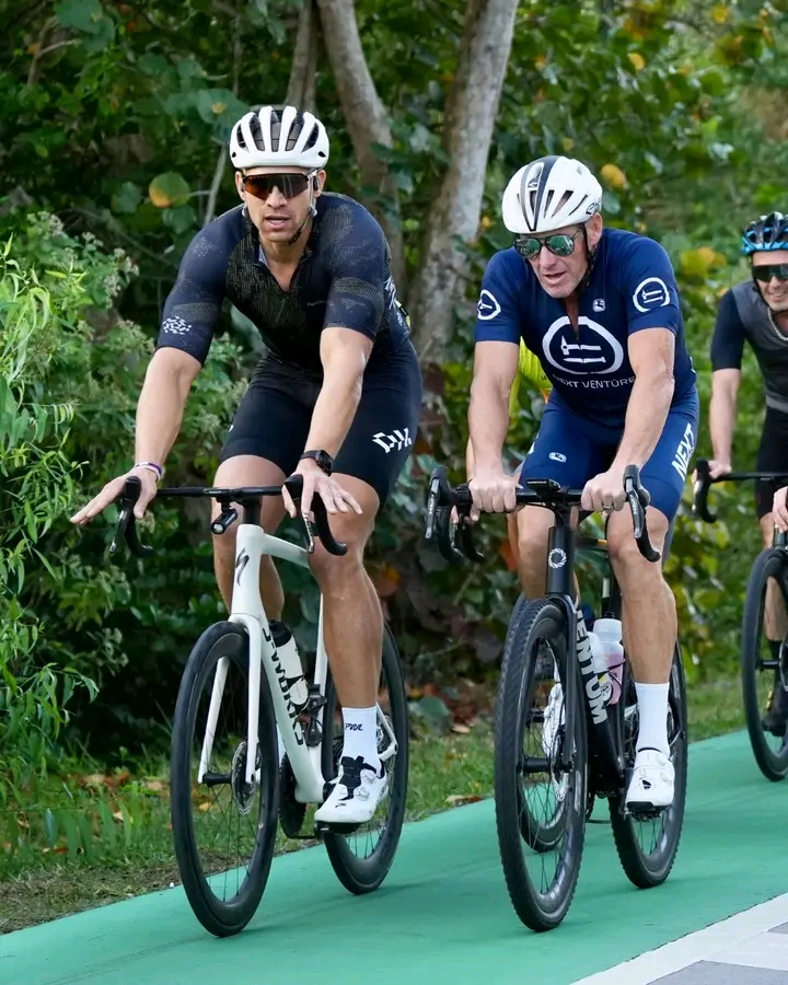 Laatste nieuws:-Van het Gridiron naar het Peloton: De ongelooflijke wielerevolutie van een 6’7″, 265-pond atleet….