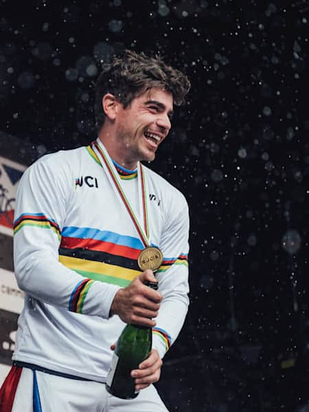 Breaking news: -In een opmerkelijk vertoon van veelzijdigheid en vastberadenheid heeft Mathieu van der Poel nog een prestigieuze titel aan zijn illustere carrière toegevoegd door in februari het Wereldkampioenschap mountainbiken in Crans Montana, Zwitserland, te behalen. Deze overwinning onderstreept niet alleen zijn uitzonderlijke talent op meerdere terreinen….